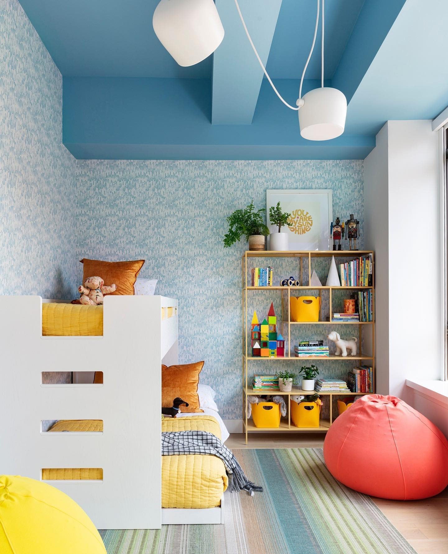 Lit mezzanine bas en bois verni pour enfants avec échelle à gauche