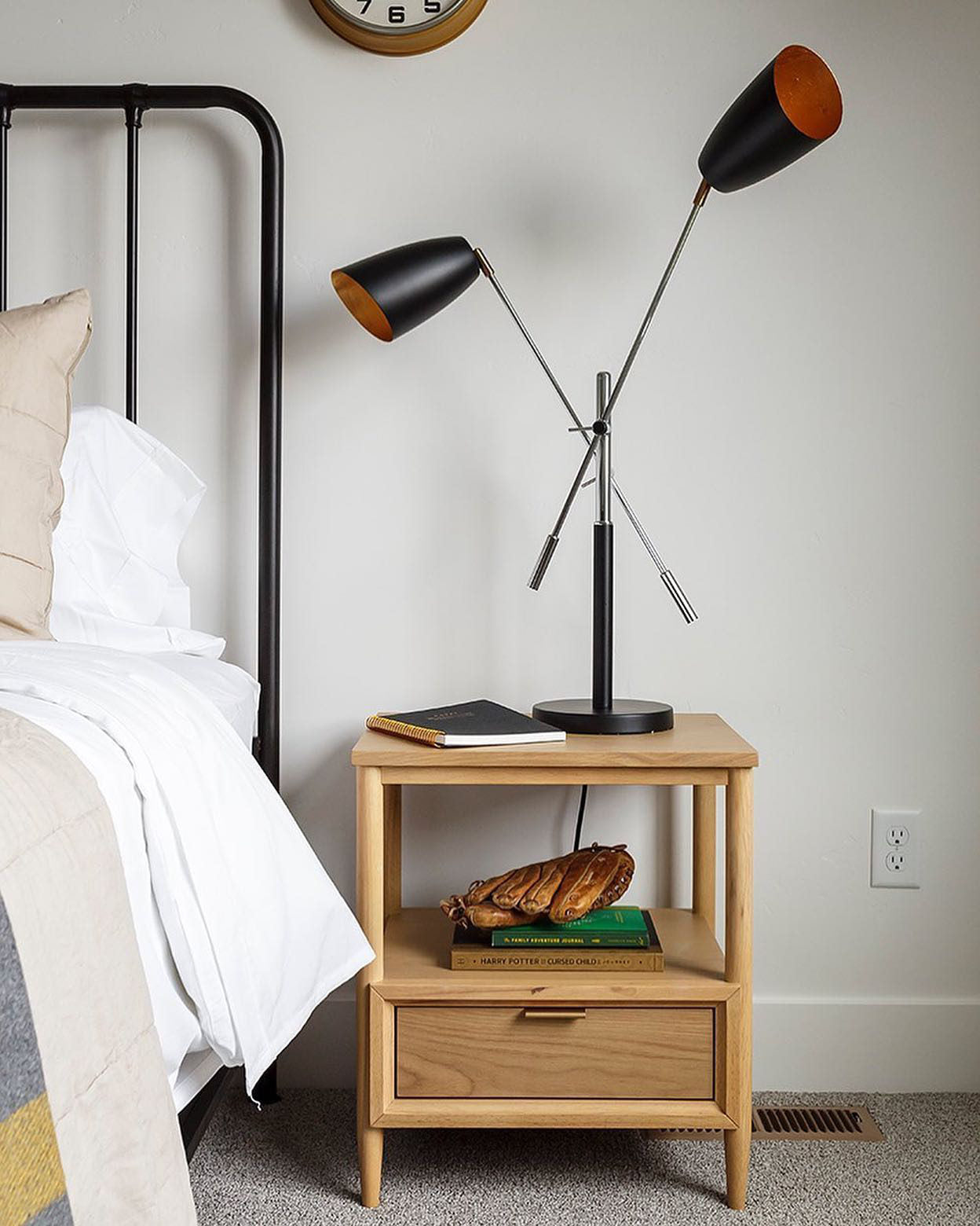 Table de chevet Kids Bodie en chêne naturel avec tiroir 