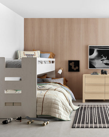 Lit mezzanine bas en bois verni pour enfants avec échelle à gauche