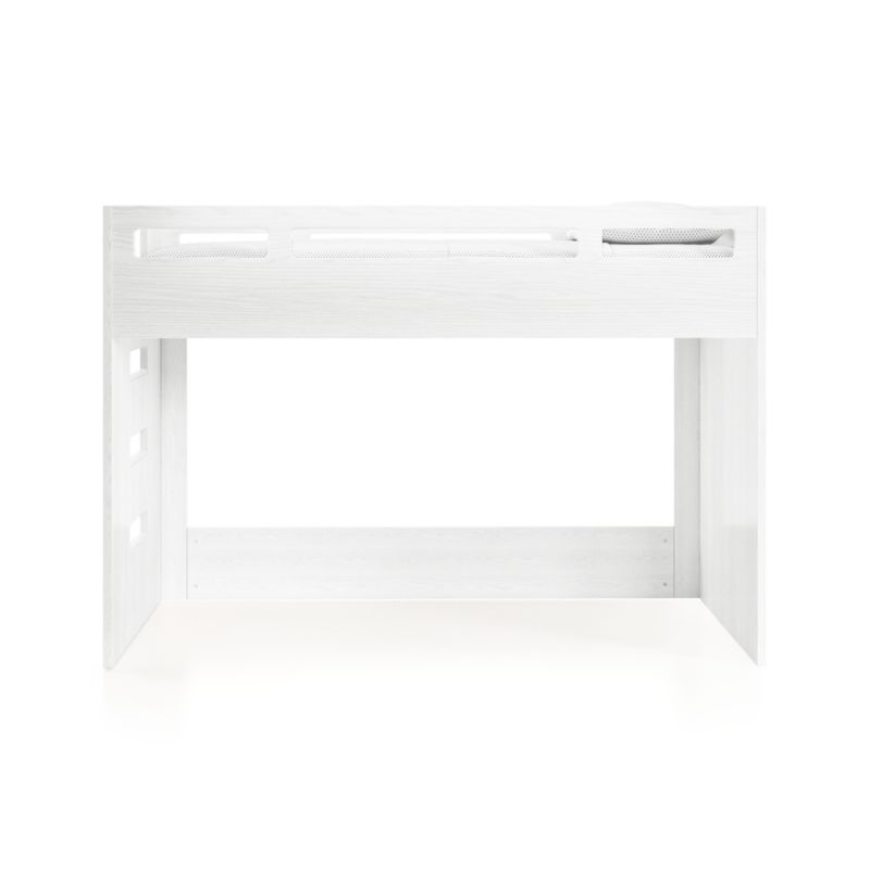 Lit mezzanine bas en bois verni pour enfants avec échelle à gauche