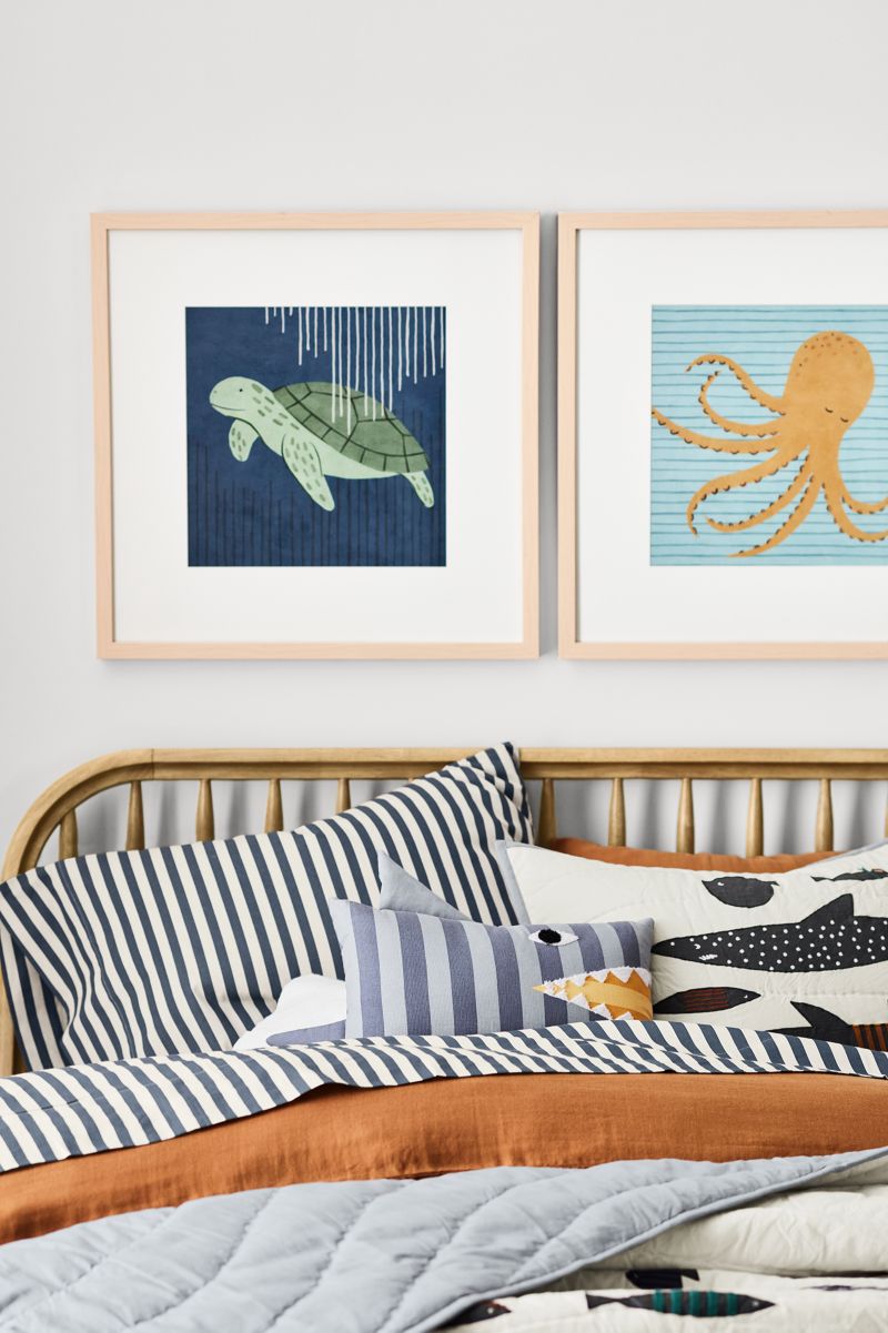 Coussin décoratif brodé à rayures avec motif de requin pour enfants