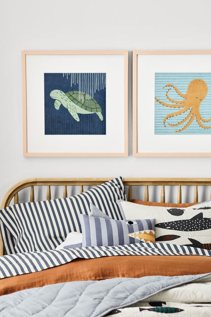 Coussin décoratif brodé à rayures avec motif de requin pour enfants