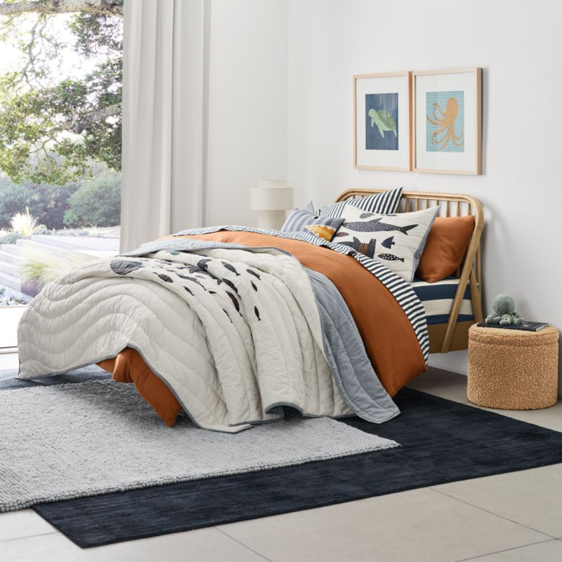 Coussin décoratif brodé à rayures avec motif de requin pour enfants