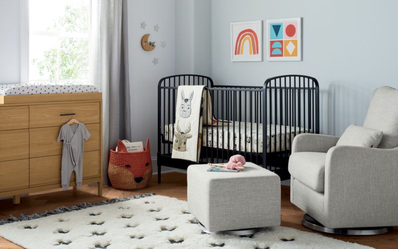 Fauteuil berçant pivotant pour chambre d'enfant Baby Milo avec base argentée