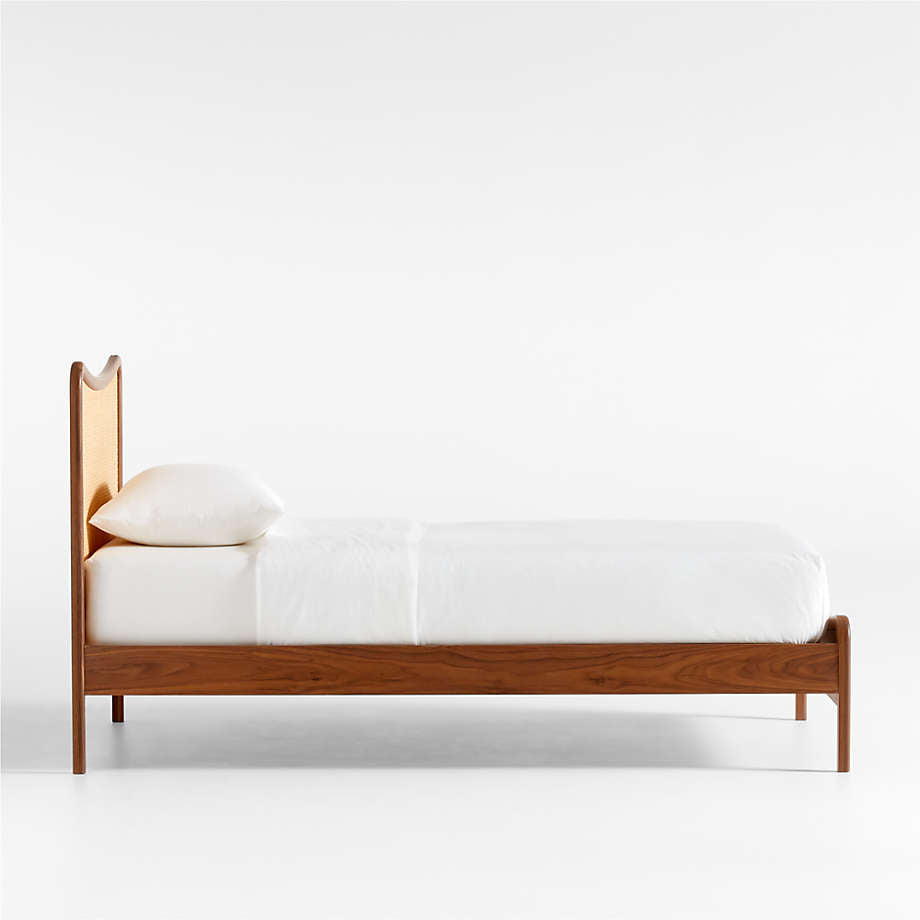 Lit pour enfants Rainey en noyer et rotin naturel