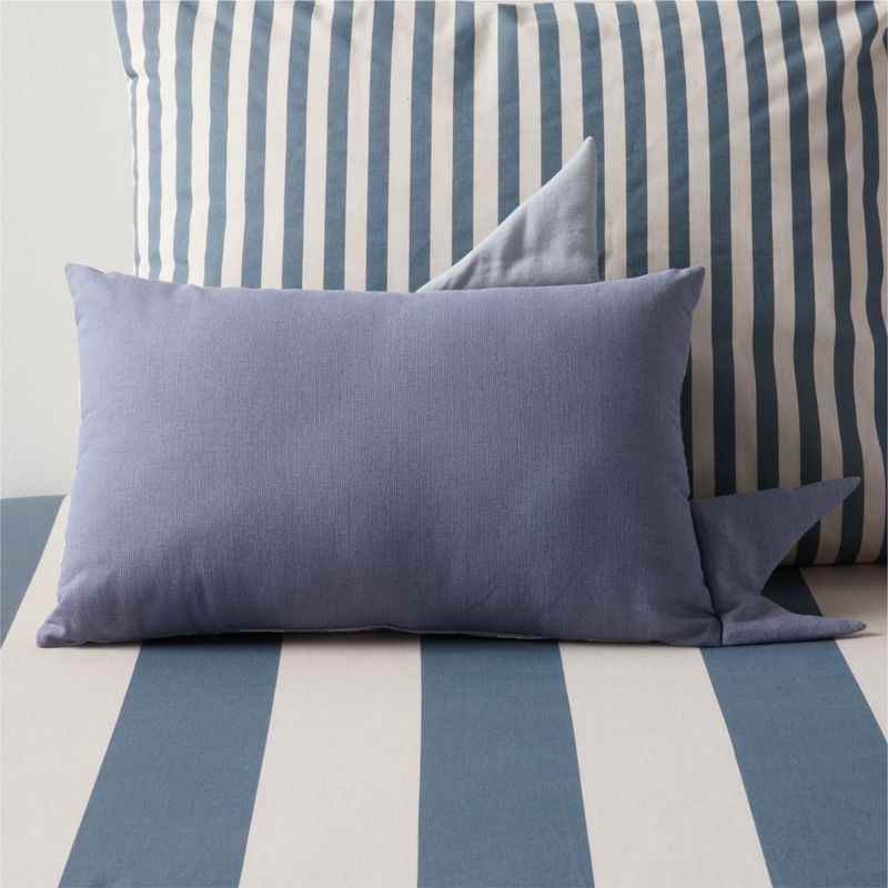 Coussin décoratif brodé à rayures avec motif de requin pour enfants