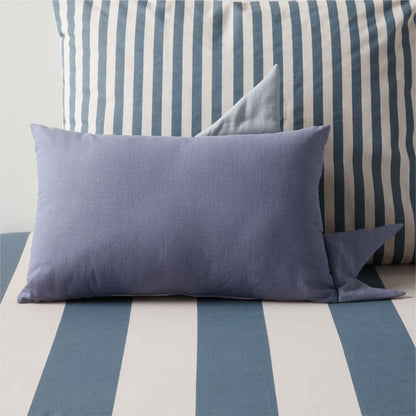 Coussin décoratif brodé à rayures avec motif de requin pour enfants