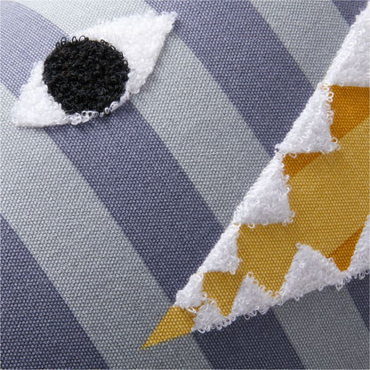 Coussin décoratif brodé à rayures avec motif de requin pour enfants