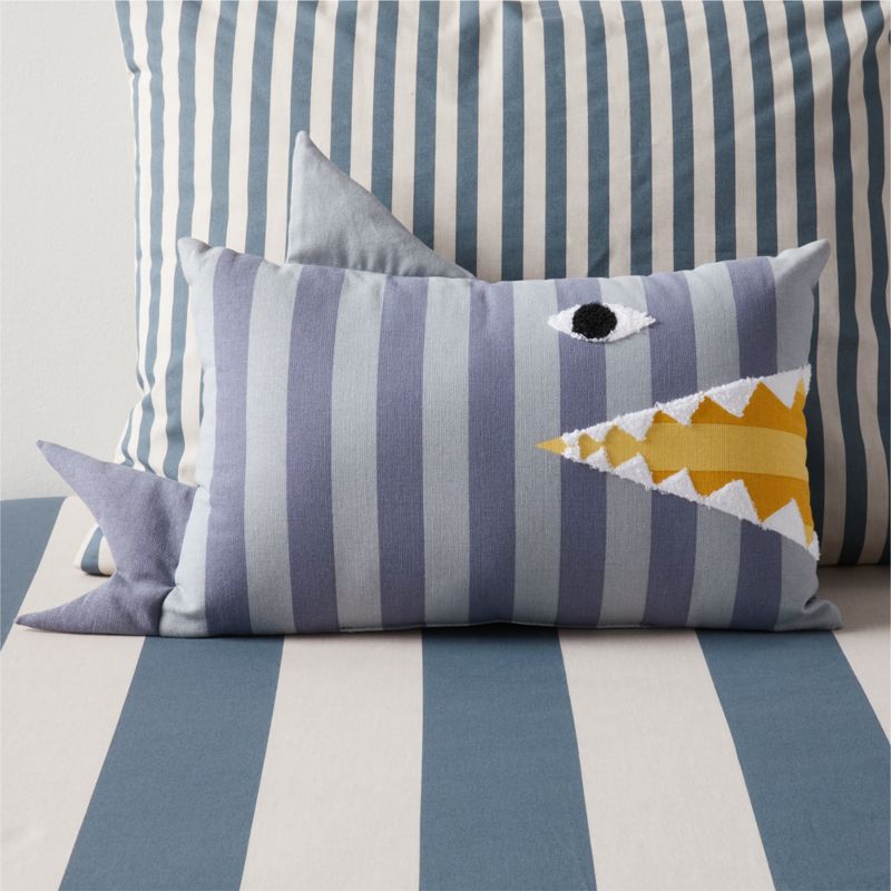 Coussin décoratif brodé à rayures avec motif de requin pour enfants