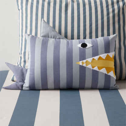 Coussin décoratif brodé à rayures avec motif de requin pour enfants