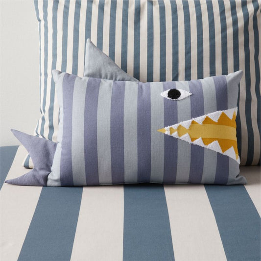 Coussin décoratif brodé à rayures avec motif de requin pour enfants
